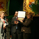 Concejal de Cultura entrega premio poeta local a Isabel Pallares.
