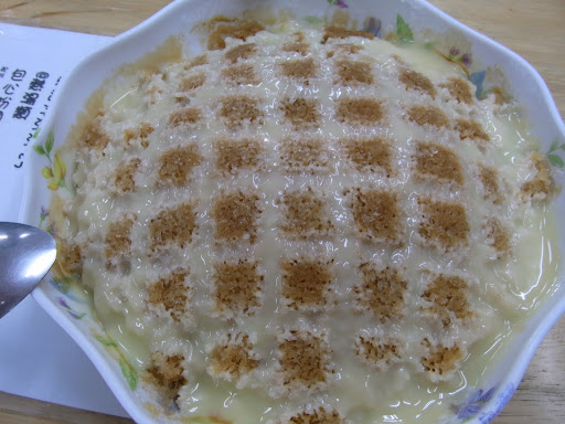 花蓮につきました。名物氷を食べます。?一番上は練乳、絡めるソース、氷の下には豆花、仙草ゼリーと、団子。