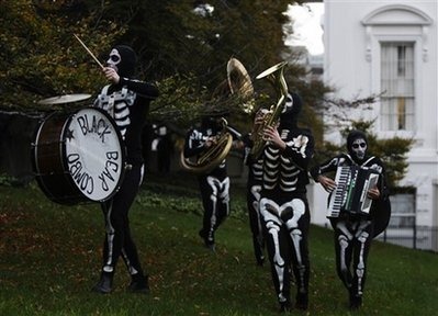 [capt_1676dffd111d49ecba55c60df4632439_obama_halloween_whmc101%255B3%255D.jpg]