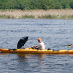 DSC00056.JPG - 17.05.2013. Odra; pomysłowy niemiecki kajakarz wykorzystuje fordewind za pomoca parasola