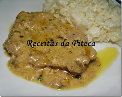 febras com molho de iogurte e salva-empratado febras com molho de iogurte e salva-empratado