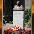 poland, krakow, wawel castle, pope john paul ii statue 2.jpg