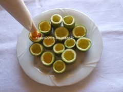 lcdr mousse di ceci e dadini di peperoni in cono di carta da forno, cilindri di zucchine svuotate lcdr mousse di ceci e dadini di peperoni in cono di carta da forno, cilindri di zucchine svuotate