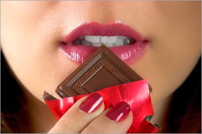 woman-eating-chocolate-1-e1329186282243 - copia - copia - copia