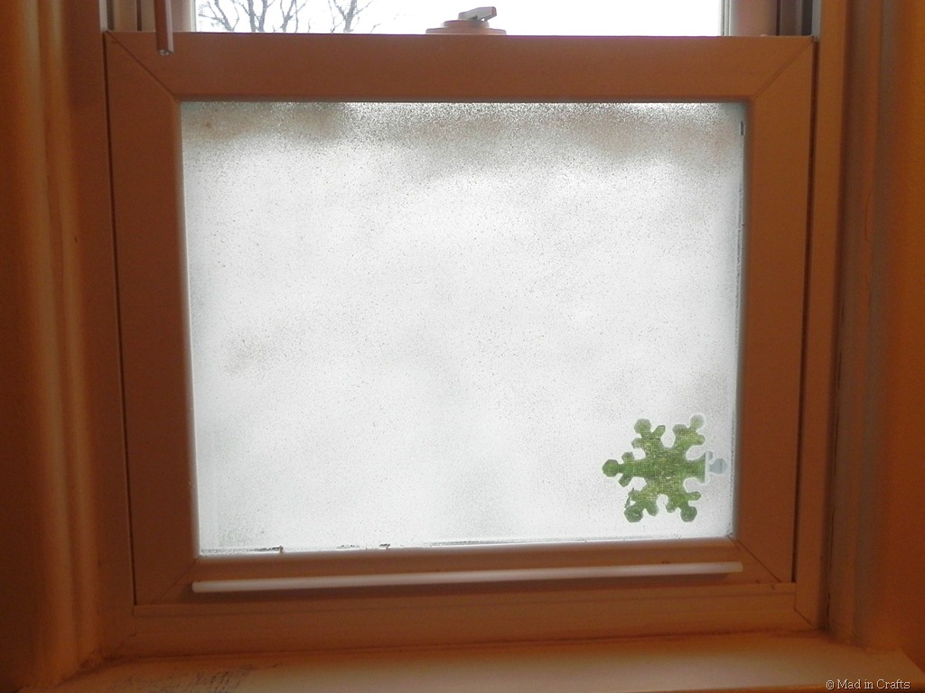 [faux-snow-frosted-window7.jpg]