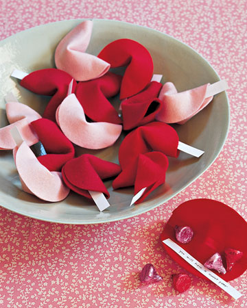 these felt fortune cookies are adorable-these would be perfect for my next Valentine's day party.