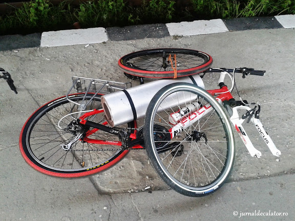 Am coborat din Tren in Timisoara. A trebuit sa ne grabim deoarece bicicletele noastre blocau bagajele celorlalti pasageri Am coborat din Tren in Timisoara. A trebuit sa ne grabim deoarece bicicletele noastre blocau bagajele celorlalti pasageri