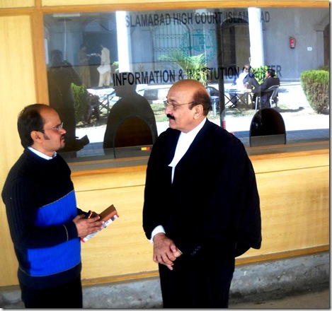 Shamim talking to Rimsha's lawyer Abdul Hameed Rana in Islamabad High Court (IHC) Shamim talking to Rimsha's lawyer Abdul Hameed Rana in Islamabad High Court (IHC)