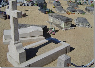 Les tombes des curés dans l'ancien cimetière Les tombes des curés dans l'ancien cimetière
