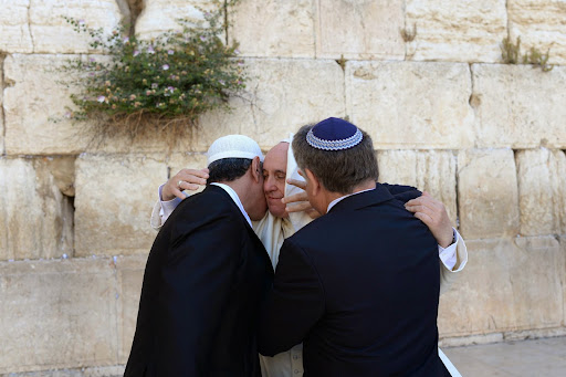 ---ISRAEL OUT---Pope Francis visits at the Western Wall, Judaism's holiest site, in Jerusalem's Old City on May 26, 2014.Photo by Kobi Gideon / GPOהאפיפיור פרנסיסקוס בכותל המערבי