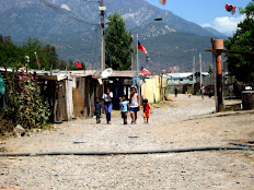 Funcionarios de CONICYT celebraron la Navidad anticipadamente con habitantes del Campamento El Peñón de Puente Alto