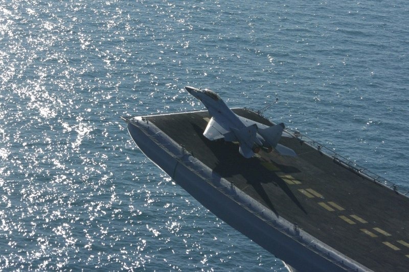 Aircraft-Carrier-INS-Vikramaditya-Indian-Navy-02-R