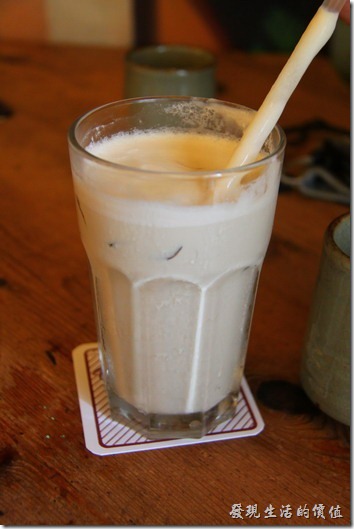 台南-奉茶來恁兜。右手邊的是「咖啡凍奶青茶」，咖啡凍會漂浮在乃查的上面，喝得時候建議把吸管拿上面點才喝得到咖啡凍。