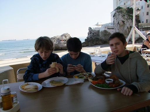 Lunsj på strandcafé med Hotel Caleta i bakgrunnen. Samuel prøver en typisk engelsk publunsj - og er noe usikker på Englands bidrag til den kulinariske verdensarven......