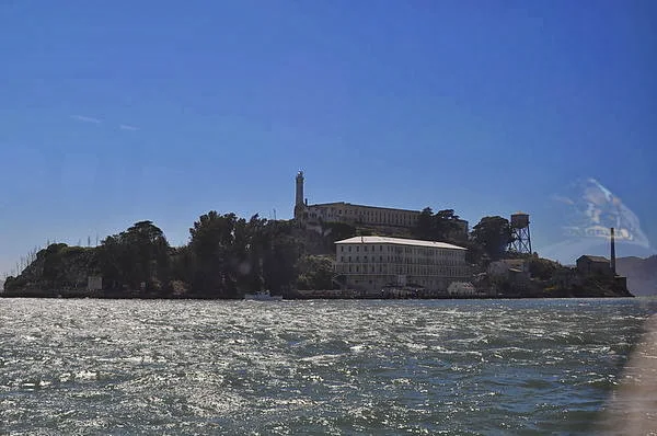 在海上看到的Alcatraz島