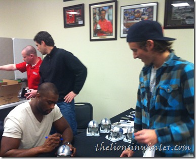Detroit Lions tight end Brandon Pettigrew signs an autograph for TLiW reader Chris Detroit Lions tight end Brandon Pettigrew signs an autograph for TLiW reader Chris
