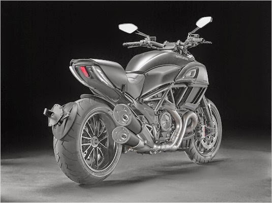 2014-Ducati-Diavel-Carbon-15