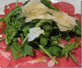 Carpaccio caldo di manzo con rucola e grana 
