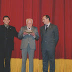 AÑO 2001 D. Alberto PARDO CATURLA, RECIBIENDO UN GALARDON, DE MANOS DEL PRESIDENTE Y VICE PRESIDENTE DE LA JUNTA CENTRAL DE FIESTAS DE MOROS Y CRISTIANOS. 20-18.jpg