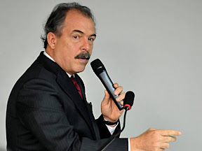 Ministro da Ciência e Tecnologia: Aloizio Mercadante Ministro da Ciência e Tecnologia: Aloizio Mercadante