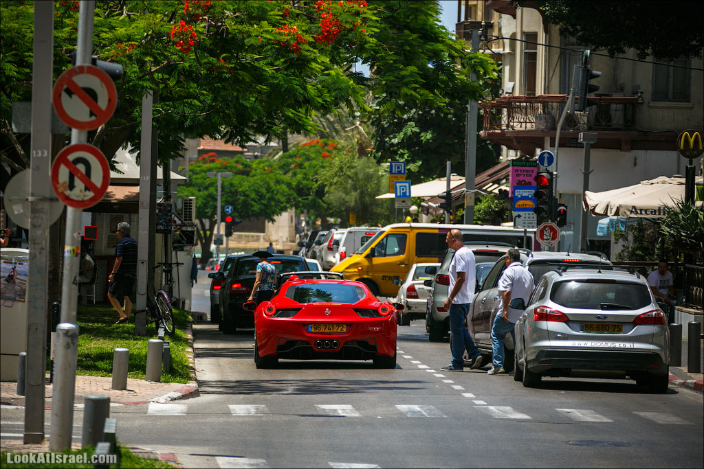 По Тель Авиву Феррари возили