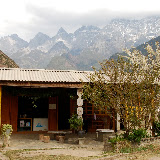 Tiger Leaping Gorges - shop in the mountains