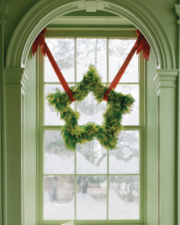Made from sweet-smelling sprigs of golden cedar, this star-shaped wreath uses the same technique as the round form. Made from sweet-smelling sprigs of golden cedar, this star-shaped wreath uses the same technique as the round form.
