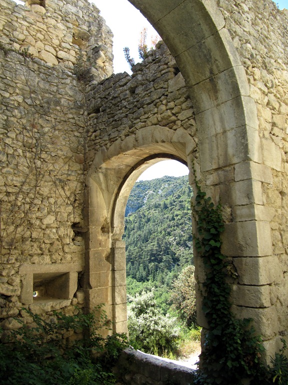 [Oppede%2520le%2520Vieux%2520ruins%255B3%255D.jpg]