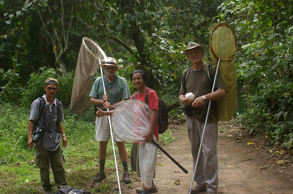 Eddie Ahmad, Jean-Marc Gayman, Hamisah Elahan "Mislin", Jacques Ouvaroff. Gomantong, 14 août 2011. Photo : Felicity Oram
