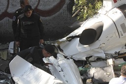 MÉXICO, D.F., 21OCTUBRE2011.- Un helicoptero del Estado de México se desplomo atras de los Viveros de Coyoacán. Entre las personas que viajaban se encontraba el Secretario de Desarrollo Metropolitano quien resultó lesionado, dos personas más perdieron la vida en el accidente. Elementos antimotinesmantienen resguardado la zona para que peritos realizen los peritajes correspondientes.
FOTO: SAÚL LÓPEZ/CUARTOSCURO.COM