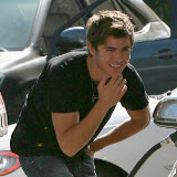 Celebridade (Zac Efron) abastecendo em posto de combustível Celebridade (Zac Efron) abastecendo em posto de combustível