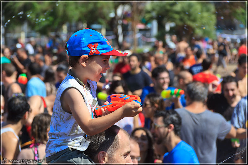 il/Настоящее мочилово в центре Тель Авива (20110701 ta water war 070 6833)