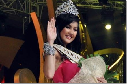 gadis berparas cantik, menguasai tiga bahasa asing. Bernama Lengkap 