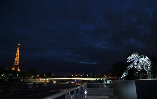 Chrome T-Rex скульптура на берегу Сены в Париже (10 фото) | Картинка №10