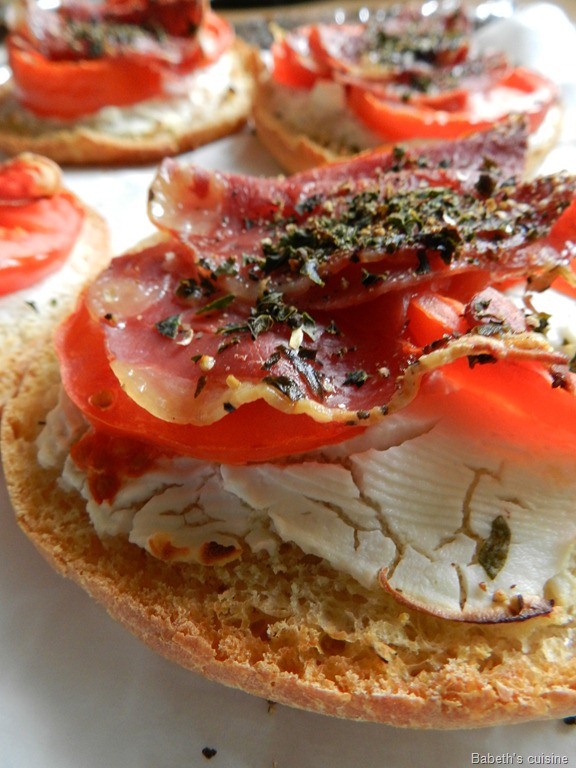 [tartines%2520ch%25C3%25A8vre%2520pancetta%2520basilic%2520cuites%255B7%255D.jpg]