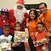 Jorge Vélez, director del Frente de Juventudes, junto a varios niños