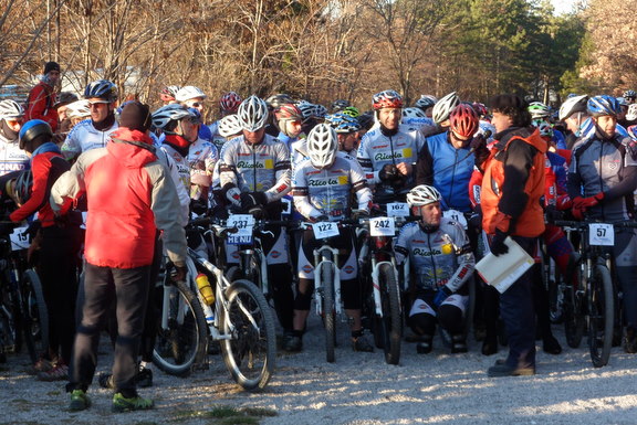 ... non xè una gara, muli!!! .... le MTB pronte sulla linea di partenza...
