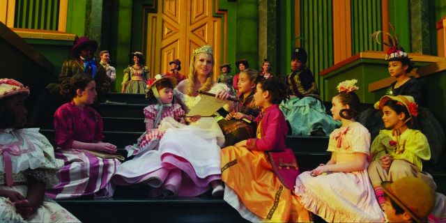"OZ: THE GREAT AND POWERFUL"

Michelle Williams, center

©Disney Enterprises, Inc. All Rights Reserved..tif