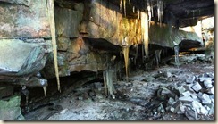 Stalactites sous les auvents d'un front de taille Stalactites sous les auvents d'un front de taille