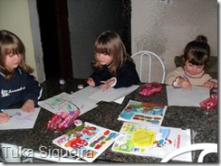 Trio fazendo dever de casa.