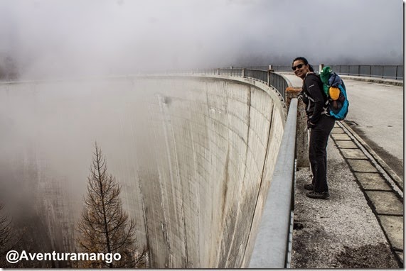 Topo da barragem de Tzeuzier, Suíça Topo da barragem de Tzeuzier, Suíça