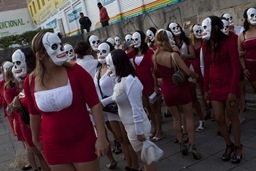 MÉXICO, D.F., 29OCTUBRE2011.- Cientos de trabajadoras sexuales del barrio de La Merced realizaron una procesión desde la Plaza de la Soledad hacia la plaza de la Aguilita en recuerdo a sus compañeras difuntas.
FOTO: RODOLFO ANGULO/CUARTOSCURO.COM