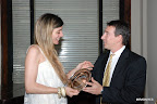 Julio Bocca entrega el premio a Lucila Román en representación de la ganadora Gabriella Oldrini. Gentileza: HelpArgentina.