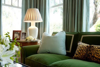 This emerald green couch is so geometric and plush. The light teal pillow is a softening touch. (paloma81.blogspot.com) This emerald green couch is so geometric and plush. The light teal pillow is a softening touch. (paloma81.blogspot.com)