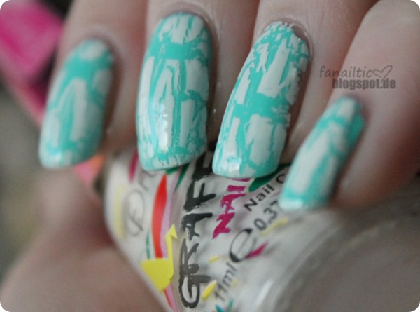 kiko 389 "mint milk" + flormar g13 white graffitti crackling kiko 389 "mint milk" + flormar g13 white graffitti crackling