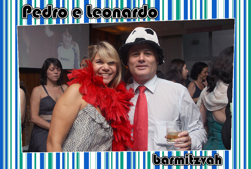 Fotos de Pedro e Leonardo - 10.12.11. Foto numero 09 da Social Click Fotografia Digital, do Rio de Janeiro, RJ, que faz fotos divertidas, fotos malucas, fotos com fantasias, fotos na hora, fotografia maluca, fotografia divertida com molduras personalizadas. foto digital ari camarim movel victor miguel album de assinatura ao vivo v&v social click divertida fotos divertidas malucas maluca animadas animado em para casamento fotografia eventos 15 anos fotografias