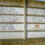 03/07. "Polvere, fango e pioggia... pellegrino, cosa ti chiama a Santiago?" lungo la via, sui muri di una fabbrica, si trova questo poemetto, in più lingue...
