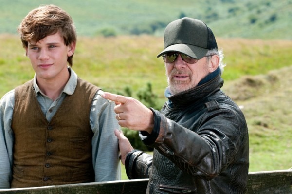 war-horse-jeremy-irvine-steven-spielberg-movie-set-photo-04-600x398