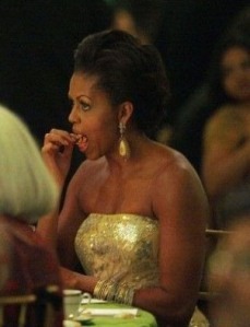 [michelle-obama-eats-with-her-fingers%255B1%255D.jpg]