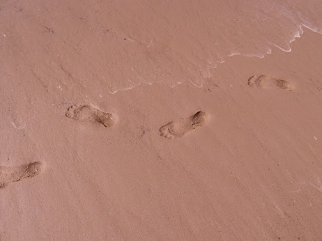 footprints-261397_640